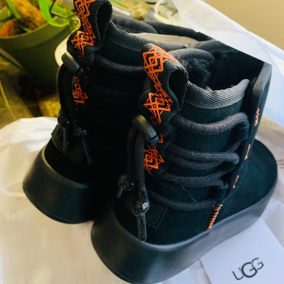 Authentic UGG BOOM Ankle lace back boots NIB - Picture 3 of 13